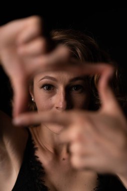 Çıplak bir kızın portresi. Kameraya doğrudan parmaklarından bakıyor. Akıllı, güzel, kasıtlı.