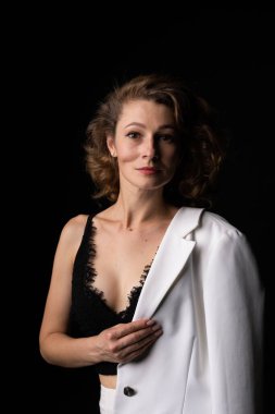 En iyi döneminde bir kadın, şık giyinir, vücuduna ve cildine özen gösterir.