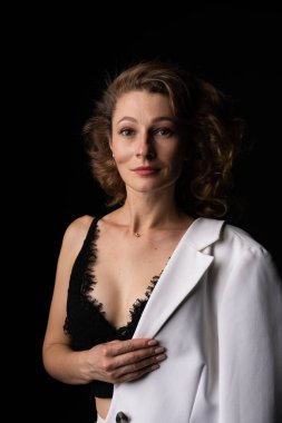 En iyi döneminde bir kadın, şık bir şekilde giyinir, vücuduna ve cildine özen gösterir.