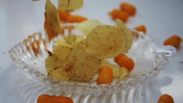 Aardappelchips Die Slow Motion Een Glazen Oppervlak Vallen — Stockvideo