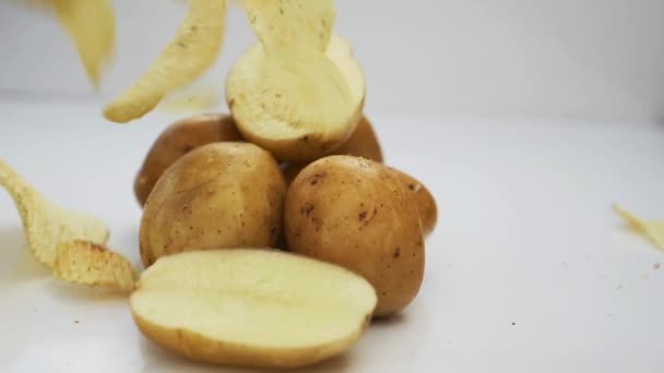 Patatas Fritas Cayendo Sobre Una Superficie Blanca Cámara Lenta — Vídeos de Stock