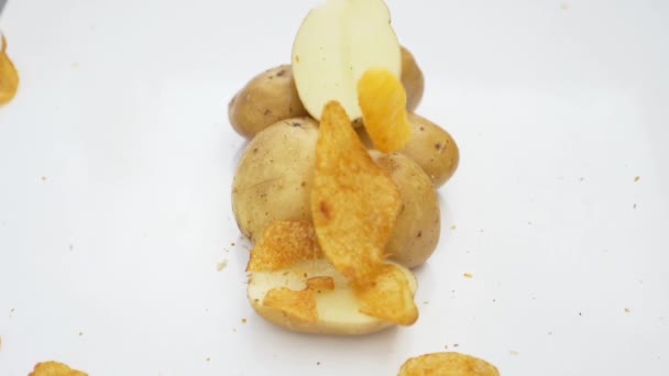 Patatas Fritas Cayendo Sobre Una Superficie Blanca Cámara Lenta — Vídeos de Stock