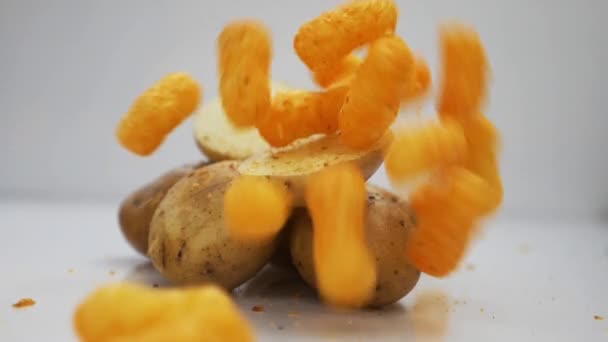 Crispy Potato Chips Golden Chips Menggantung Udara Depan Lensa Difilmkan — Stok Video