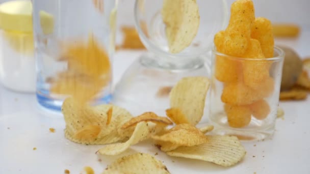 Kartoffelchips Fallen Zeitlupe Auf Eine Weiße Fläche — Stockvideo
