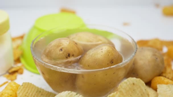 Kartoffelchips Rotierendes Glas Schüssel Mit Kartoffelchips Die Sich Langsam Drehen — Stockvideo