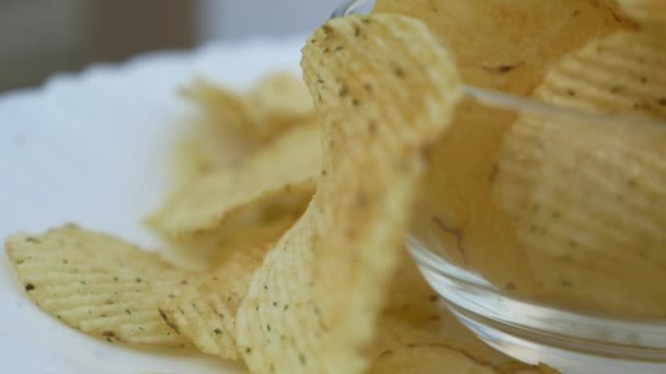 Kentang Chips Memutar Bowl Keripik Kentang Berbalik Perlahan Lahan — Stok Video