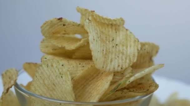 Kartoffelchips Auf Einem Weißen Teller Nahaufnahme Und Rotation — Stockvideo