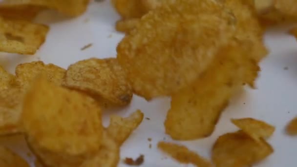 Kartoffelchips Fallen Zeitlupe Auf Eine Weiße Fläche — Stockvideo