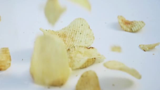 Kartoffelchips Auf Weißem Teller — Stockvideo