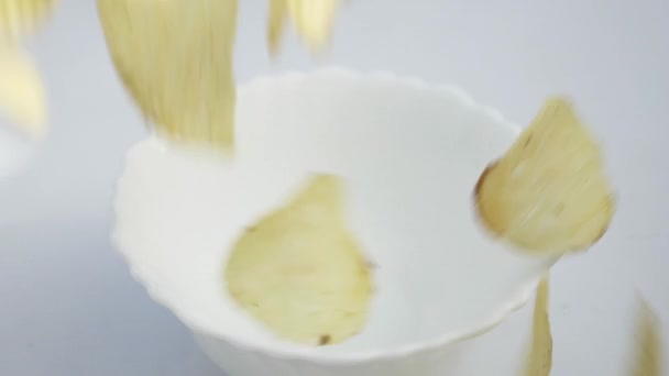 Kartoffelchips Fallen Zeitlupe Auf Eine Weiße Fläche — Stockvideo