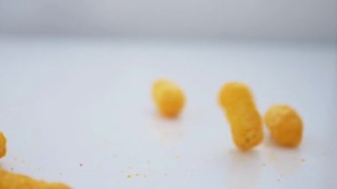 Beyaz zemine patates cipsi dökmek 