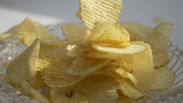Aardappelchips Roterende Schaal Van Chips Draaien Langzaam — Stockvideo