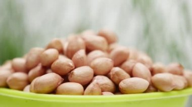 Beyaz arka planda yeşil fındık kabı. Döndürme hareketi. Yakın plan.