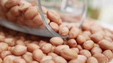 Çatlaklar dönüyor, dönüyor. Fındıklar döndü. Döndürme. Yiyecekler. Fıstık, fındık, fıstık, fındık. Ağır çekim, yakın çekim.