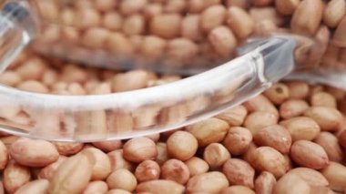 Çatlaklar dönüyor, dönüyor. Fındıklar döndü. Döndürme. Yiyecekler. Fıstık, fındık, fıstık, fındık. Ağır çekim, yakın çekim.