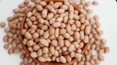 Fıstıkların yakın çekimi yavaş çekimde döner.