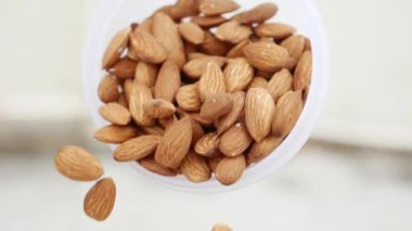 Fındıklı badem, yakın çekim. Mineral ve vitamin açısından zengin bir ürün. Badem bir dikişte döner.