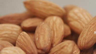 Fındıklı badem, yakın çekim. Mineral ve vitamin açısından zengin bir ürün. Badem bir dikişte döner.