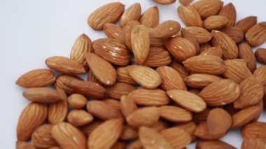 Fındıklı badem, yakın çekim. Mineral ve vitamin açısından zengin bir ürün. Badem bir dikişte döner.
