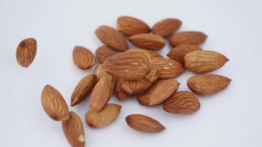 Fındıklı badem, yakın çekim. Mineral ve vitamin açısından zengin bir ürün. Badem bir dikişte döner.