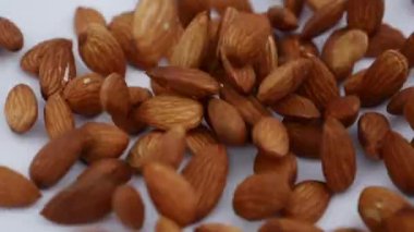 Büyük miktarda badem düşer..