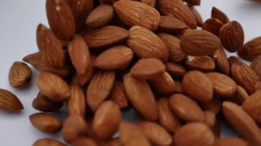 Fındıklı badem, yakın çekim. Mineral ve vitamin açısından zengin bir ürün. Badem bir dikişte döner.