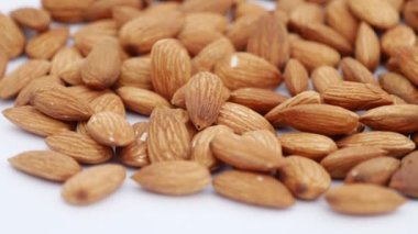 Fındıklı badem, yakın çekim. Mineral ve vitamin açısından zengin bir ürün. Badem bir dikişte döner.