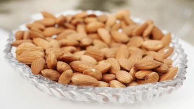 Bademler cam kaseye dökülüyor. Ağır çekim. Kapat..