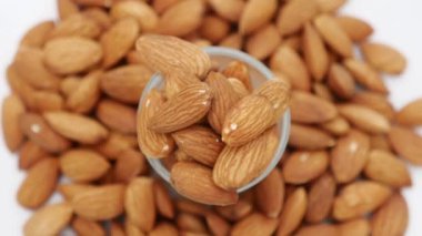 Fındıklı badem, yakın çekim. Mineral ve vitamin açısından zengin bir ürün. Badem bir dikişte döner.