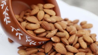 Badem fındıklı makro arkaplan dokusu. Badem fıstıkları yakın çekim dönüşümlü.