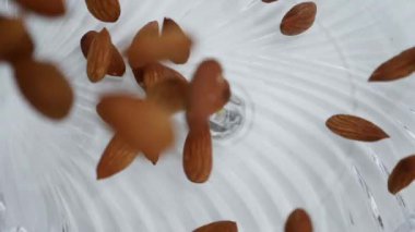 Bademler cam kaseye dökülüyor. Ağır çekim. Kapat..