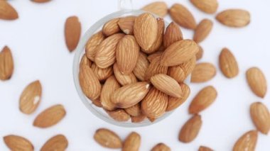 Fındıklı badem, yakın çekim. Mineral ve vitamin açısından zengin bir ürün. Badem bir dikişte döner.