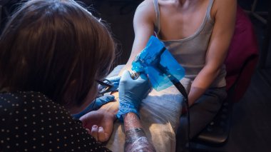 Studio, vücuda dövme tattoo dövme sanatçısı olun.