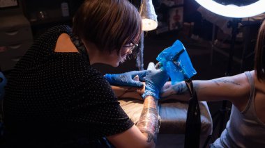 Studio, vücuda dövme tattoo dövme sanatçısı olun.