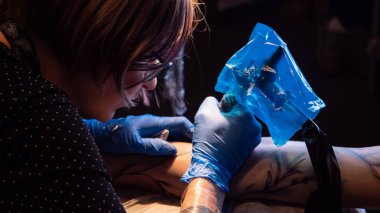 Studio, vücuda dövme tattoo dövme sanatçısı olun.