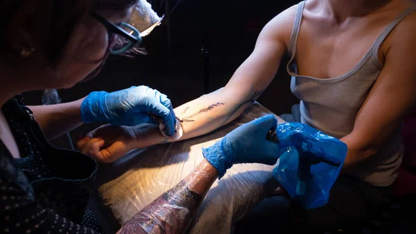 タトゥー アーティストは、タトゥー スタジオ、体に入れ墨. — ストック写真