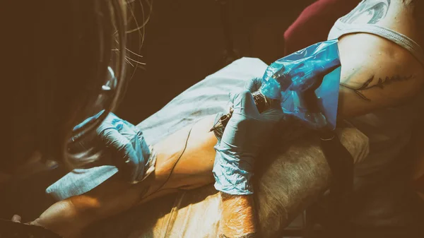 Tatuagem artista fazer tatuagem em estúdio, tatuagem no corpo . — Fotografia de Stock