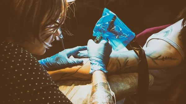 Tatuaggio artista fare tatuaggio in studio, tatuaggio sul corpo . — Foto Stock