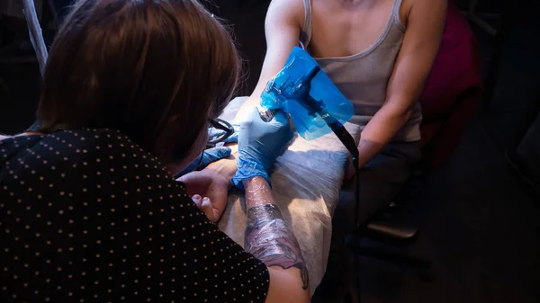 Tatoeëerder maken tattoo in studio, tatoeage op het lichaam. — Stockfoto