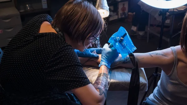 Tatoeëerder maken tattoo in studio, tatoeage op het lichaam. — Stockfoto