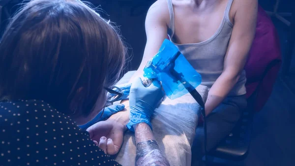 Tatoeëerder maken tattoo in studio, tatoeage op het lichaam. — Stockfoto