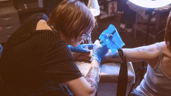 Tatoeëerder maken tattoo in studio, tatoeage op het lichaam. — Stockfoto