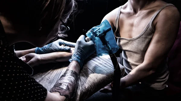 タトゥー アーティストは、タトゥー スタジオ、体に入れ墨. — ストック写真