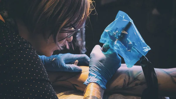 Tatoeëerder maken tattoo in studio, tatoeage op het lichaam. — Stockfoto