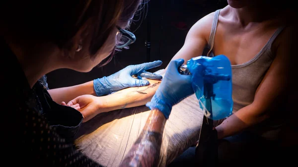 Tatoeëerder maken tattoo in studio, tatoeage op het lichaam. — Stockfoto