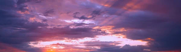 Puesta Sol Las Nubes Fondo Azul Naranja Púrpura Atardecer Una — Foto de Stock