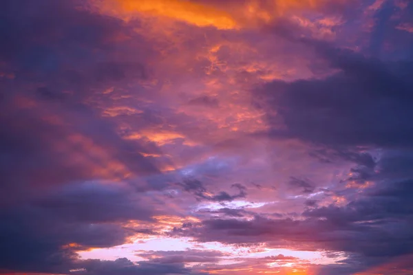 Sonnenuntergang Den Wolken Blauer Orange Lila Hintergrund Bei Sonnenuntergang Ein — Stockfoto