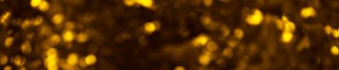   Soyut kahverengi turuncu arka plan. Siyah arka planda altın bir bokeh. Tatil konsepti. Altın bulanık Noel gecesi arkaplanı.                             