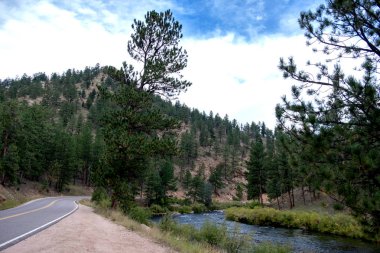 Colorado komşu Nehri ile eğri dağ yolu.