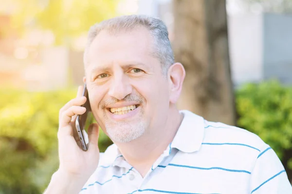 Stilig Mellersta Åldern Man Pratar Telefon Park Utomhus Teknik Konceptet — Stockfoto